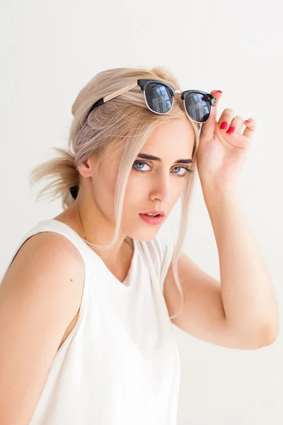 Güneş gözlüklü genç kadın moda — Stok fotoğraf