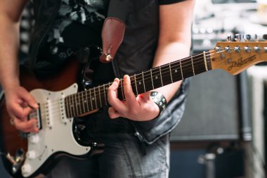 Rocker altı dize elektro gitar çalmak