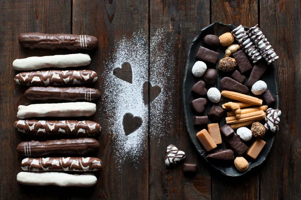 Caramelle al cioccolato impostato su sfondo scuro — Foto Stock