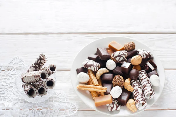 Čokoládové bonbóny na bílém pozadí plochý ležela — Stock fotografie