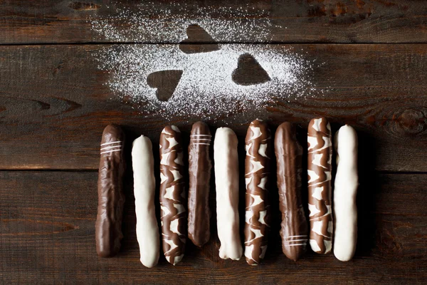 Čokoládové cookies s cukrem prášek srdce na tmavé — Stock fotografie