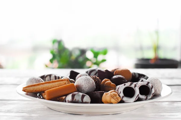Słodkie cukierki czekoladowe w tabela widok z boku — Zdjęcie stockowe