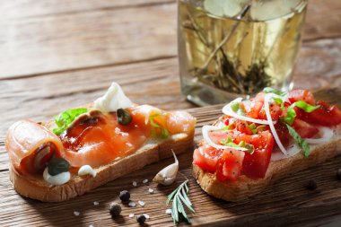 Ahşap zemin üzerine somon ve domatesli sandviç