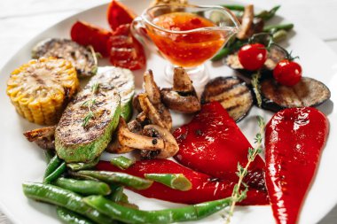 Plaka ile ızgara sebze koymak