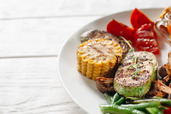 Verduras a la parrilla en el espacio libre plato blanco — Foto de Stock