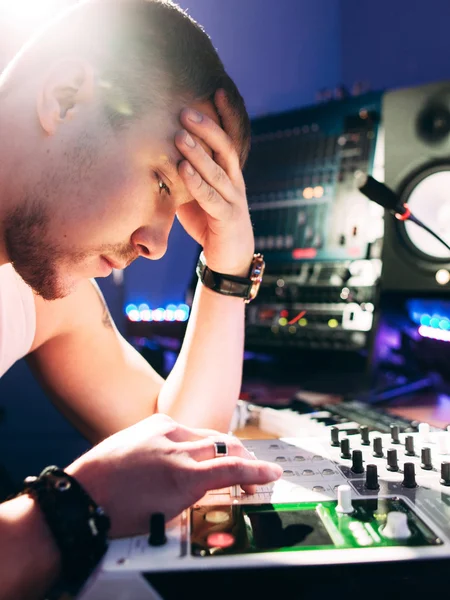 DJ past muziekapparatuur voordat de werkzaamheden aanvangen — Stockfoto