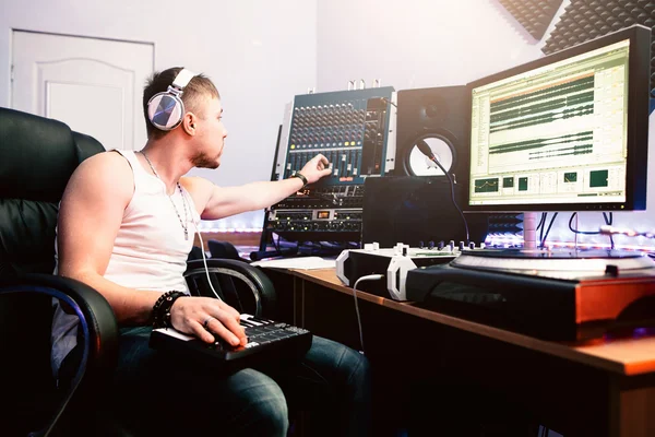 DJ justerar utrustning i ljud inspelningsstudio — Stockfoto