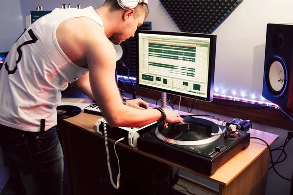 DJ haciendo música en estudio de grabación de sonido —  Fotos de Stock