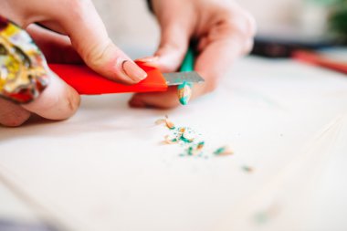 El ile kalem bileme yakın çekim