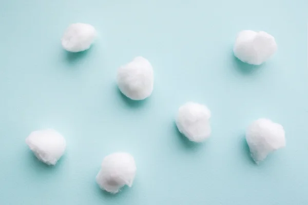 Bolas de algodão no fundo azul flat lay . — Fotografia de Stock