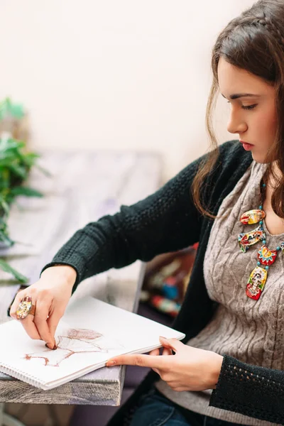 Schöne Designerin bei der Arbeit in Nahaufnahme — Stockfoto