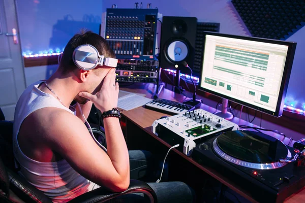 Moe Dj na overuren in studio — Stockfoto