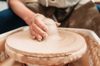 Potters çıkrık kil ve el ile