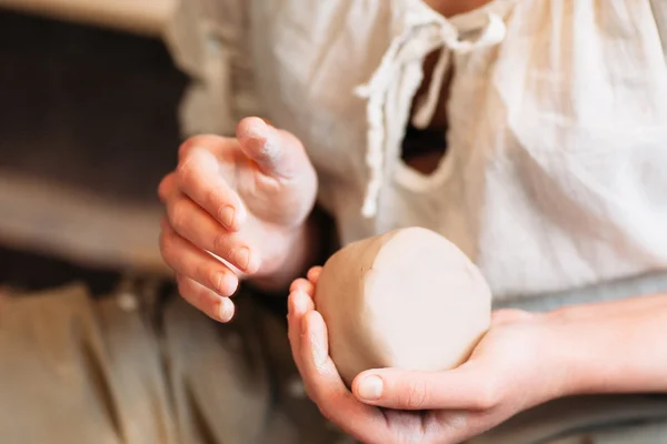 Close-up van de hand van de klomp klei in potters — Stockfoto