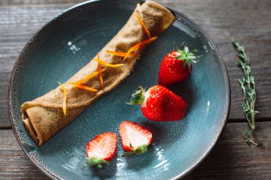 Mavi kil kase düz üzerinde gözleme paylamak