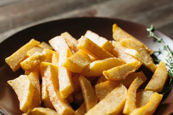 Τηγανητό πατάτας σφήνες σε πήλινα μπολ closeup — Φωτογραφία Αρχείου