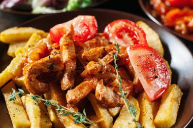 Et ve domates yakın çekim ile kızarmış patates
