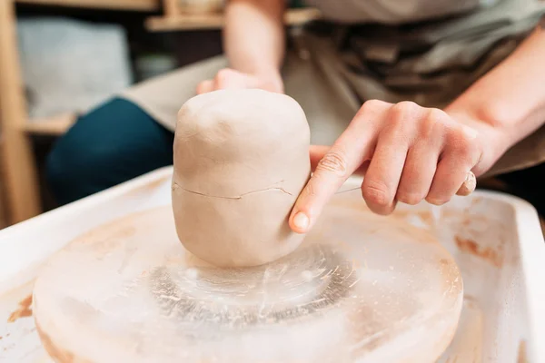 Potters tekerlek portre üzerinde toprak parçaları — Stok fotoğraf