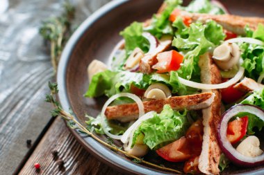 Ahşap boş alan kil tabakta tavuk salata