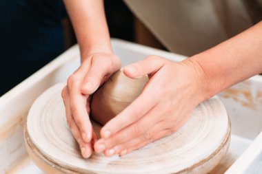 Potters iş eller yakın çekim başlangıcı