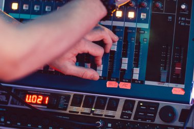 Dj ses karıştırma konsol yakın çekim ayarlama