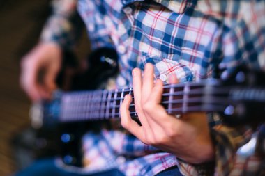 Bas gitarist gitar boyun odak tutarak