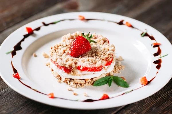 Layered strawberry cake with cream closeup — Stock Photo, Image
