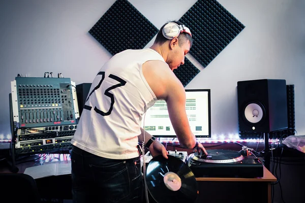 Dj travailler avec panneau de mixage en studio — Photo