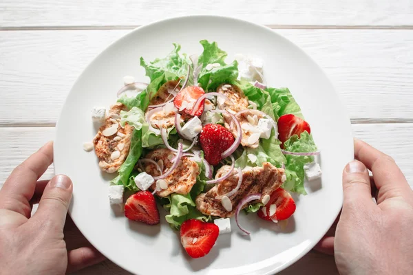 Assiette de service avec des steaks et des fraises plat lay — Photo