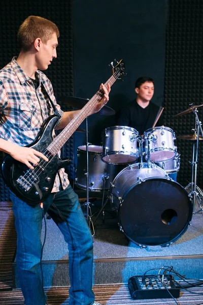 Bajo guitarrista y baterista tocan música —  Fotos de Stock