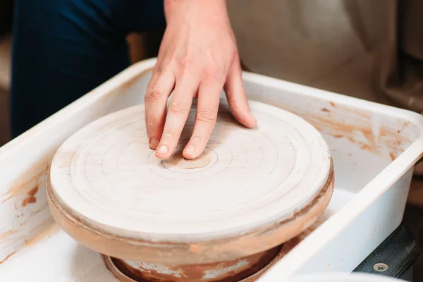 きれいな空の陶工の車輪と手のクローズ アップ — ストック写真