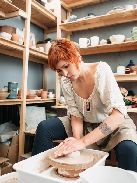 Perempuan pembuat tembikar bekerja dengan roda potters — Stok Foto