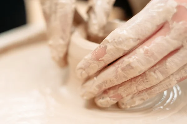 Готерс брудні руки на гончарному колесі крупним планом — стокове фото