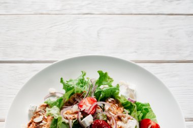 Et ve çilek, boşaltmak ile lezzetli salata