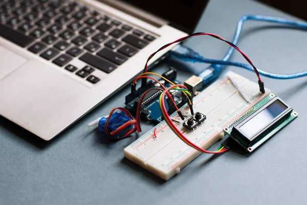 Elektrisches Steckbrett mit Computer verbunden — Stockfoto