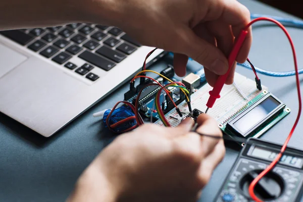 Mãos de Engeneer trabalhando com elementos de computador — Fotografia de Stock