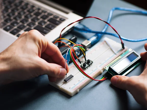 Microchip manual connecting to microcontroller — Stock Photo, Image