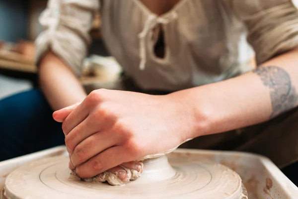 Руки по изготовлению глиняных изделий — стоковое фото