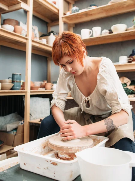 Vrouw werkt op potters wiel — Stockfoto