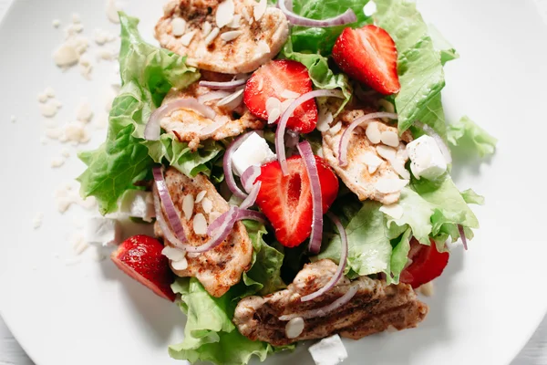 Salade de viande à la fraise, mozzarella gros plan — Photo