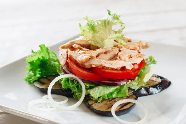 Skiktad sallad med kyckling, tomat och aubergine — Stockfoto