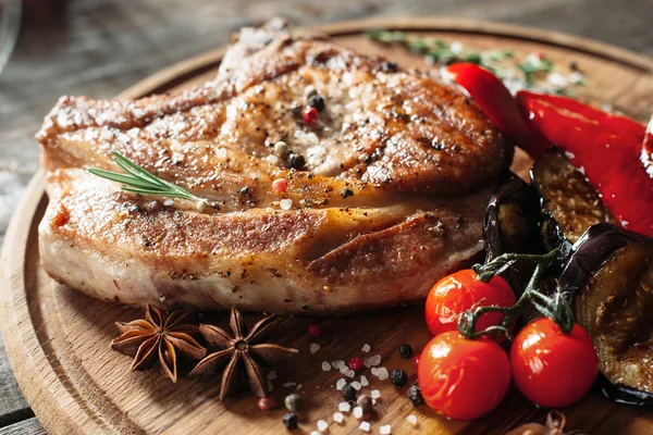 Carne a la parrilla y verduras primer plano — Foto de Stock