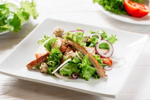 Assiette avec salade de poulet et champignons gros plan — Photo