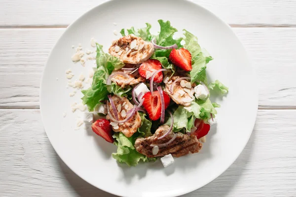 Välsmakande kött sallad med jordgubbe platt låg — Stockfoto