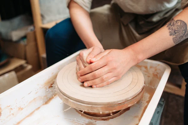 Potter bezig met pottenbakkers wiel closeup — Stockfoto