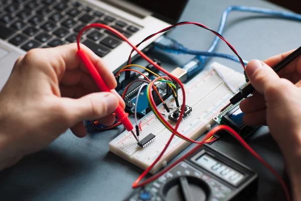 Mikrocontroller mit nur einer Platine im Nahtest — Stockfoto