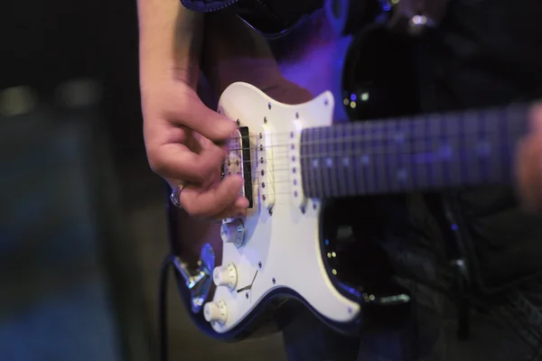 Bas gitar portre üzerinde oynamak parmaklar — Stok fotoğraf