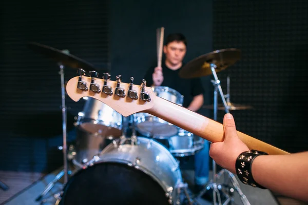 Gitarre Hals Nahaufnahme auf Drumset Hintergrund — Stockfoto