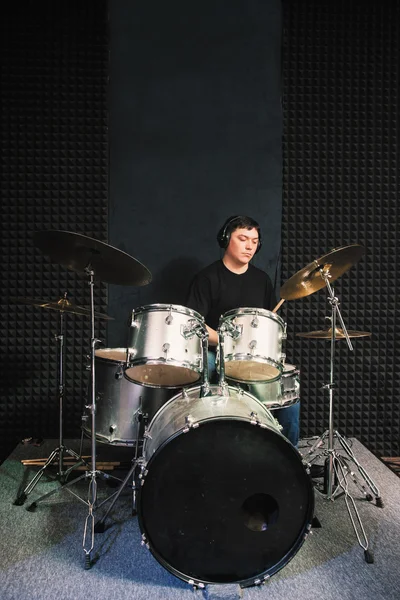 ヘッドフォン セットのドラムのソロのドラマー — ストック写真
