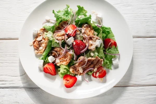 Tallrik med kött och jordgubbssallad platt låg — Stockfoto